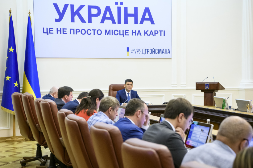 Володимир Гройсман: Пропонуємо окремим законом закріпити статус ОТГ за малими містами і дати можливість розвитку