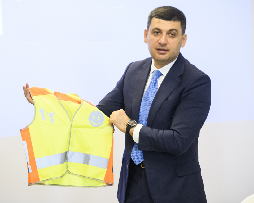 З 1 вересня учні 1-4 класів носитимуть спеціальні світловідбивні жилети, аби бути помітними у темну пору доби, – Володимир Гройсман