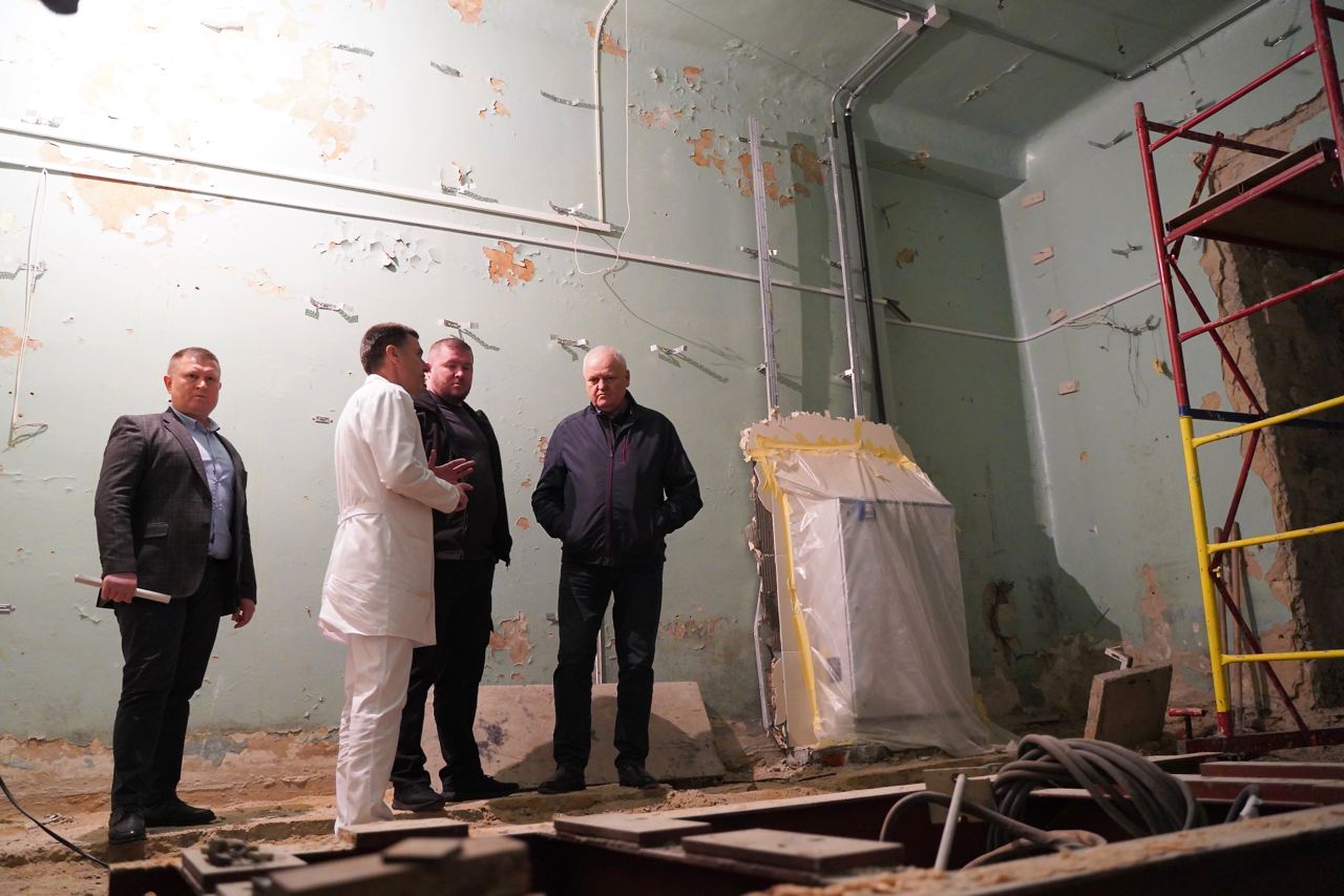 «В онкодиспансері розпочали капремонт у приміщенні, де буде встановлений перший в області лінійний прискорювач для високоточного лікування раку», – Дмитро Лунін