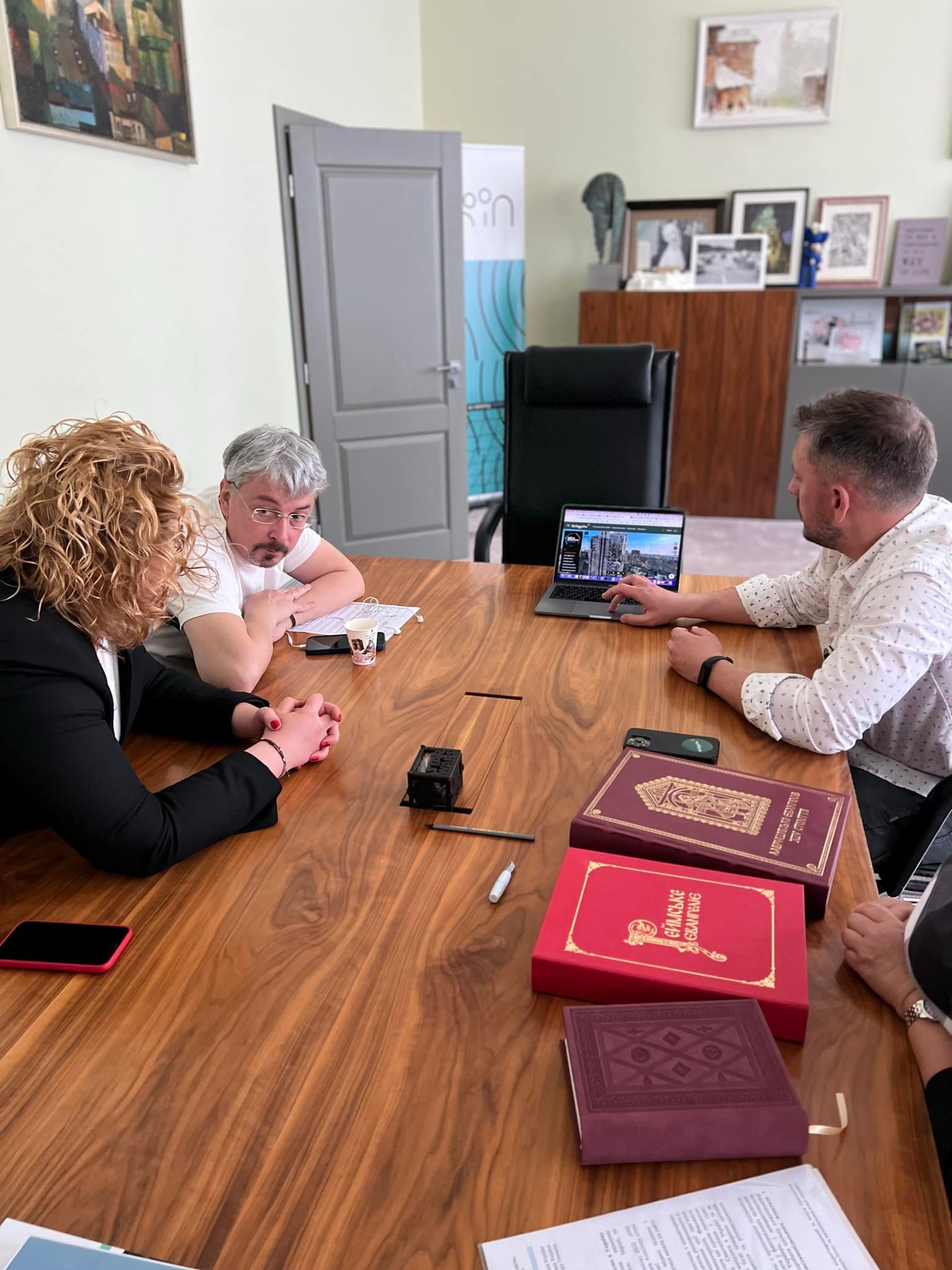 МКІП підтримує проекти, які розповідають світу правду про війну та історію України