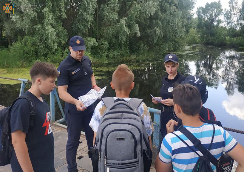 Рятувальники проводять профілактичні бесіди щодо дотримання правил безпеки на воді