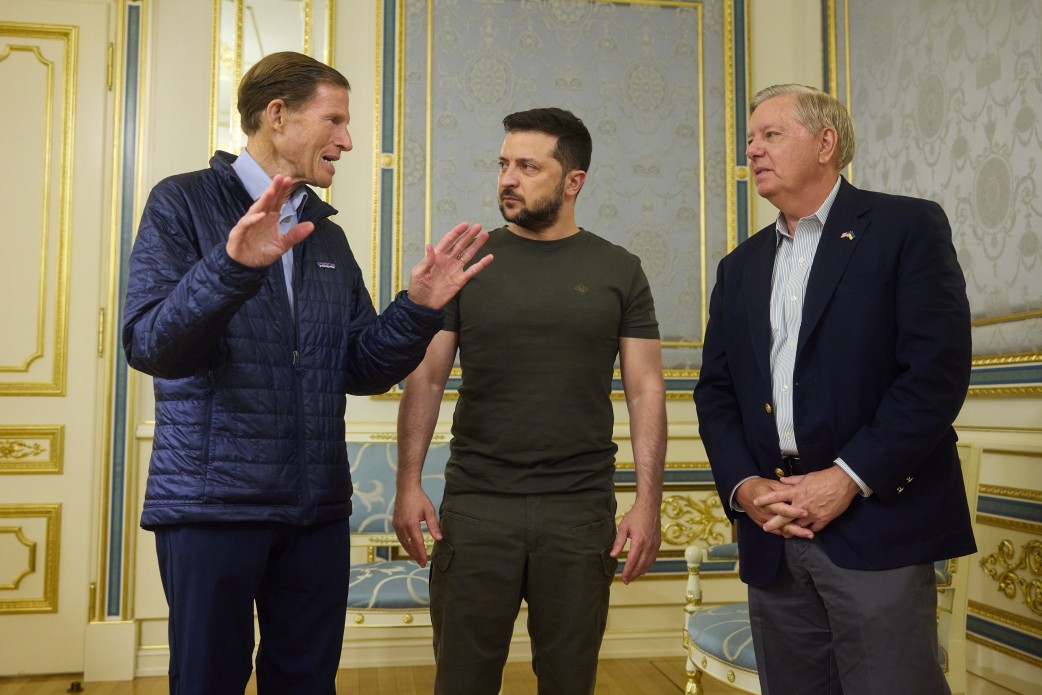 Президент зустрівся із сенаторами США Ліндсі Гремом і Річардом Блюменталем  Президент України Володимир Зеленський провів зустріч із сенаторами Сполучених Штатів Америки Ліндсі Гремом і Річардом Блюменталем, які представляють Республіканську та Демократич