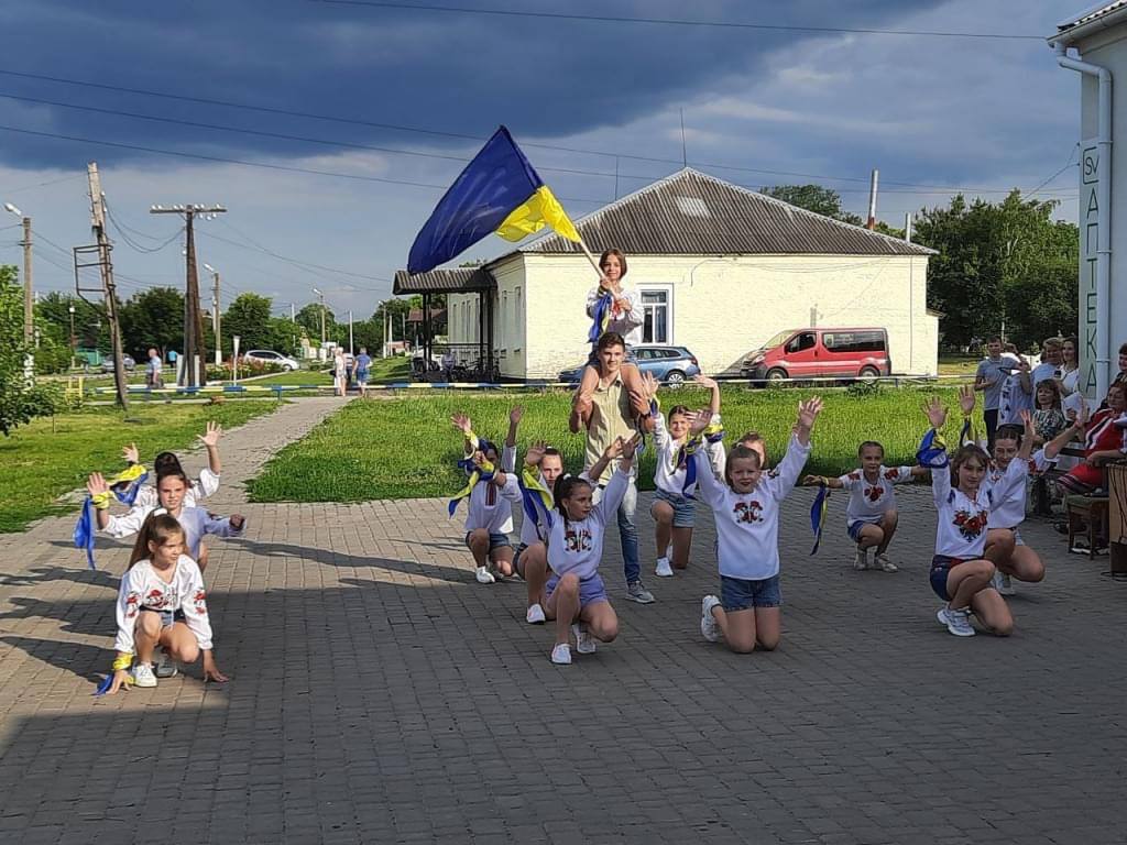 «Маленький внесок – великий крок до Перемоги»: у Петрівсько-Роменській громаді відбулися пісенні акції на підтримку ЗСУ