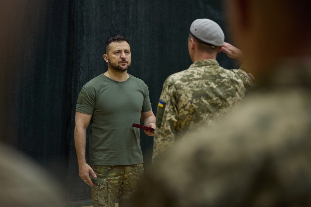 Президент привітав військовослужбовців Сил спеціальних операцій ЗСУ з професійним святом і вручив державні нагороди