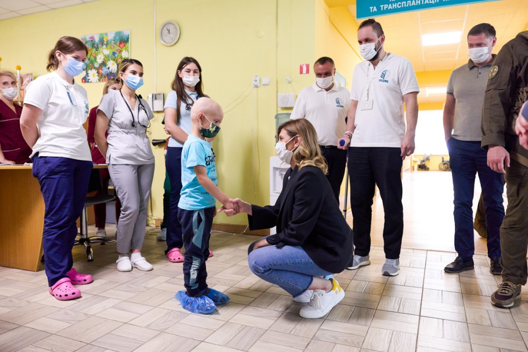 Олена Зеленська взяла участь у відправленні чергового «конвою життя» – п’ятеро маленьких українців з онкологією вирушили на лікування до ЄС