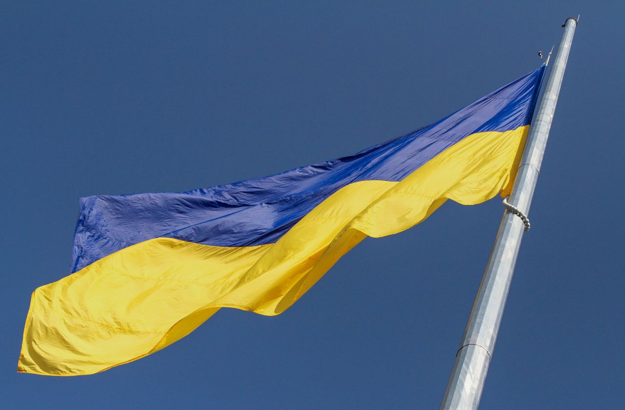 Через сильні пориви вітру 22 cерпня приспущений великий державний прапор у Полтаві